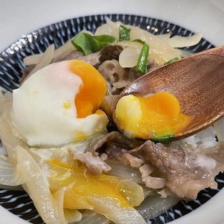 おつとめ品deレシピ★簡単つゆだく牛丼温泉卵乗せ